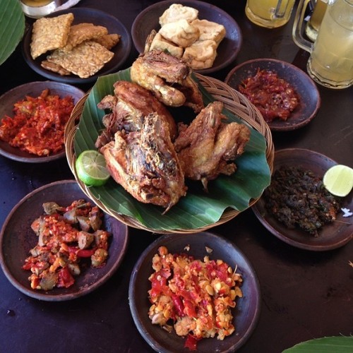 indonesianculinary:Ayam Goreng, Tahu Goreng, Tempe Goreng, dan Aneka Sambalnyammmmm!!!!!