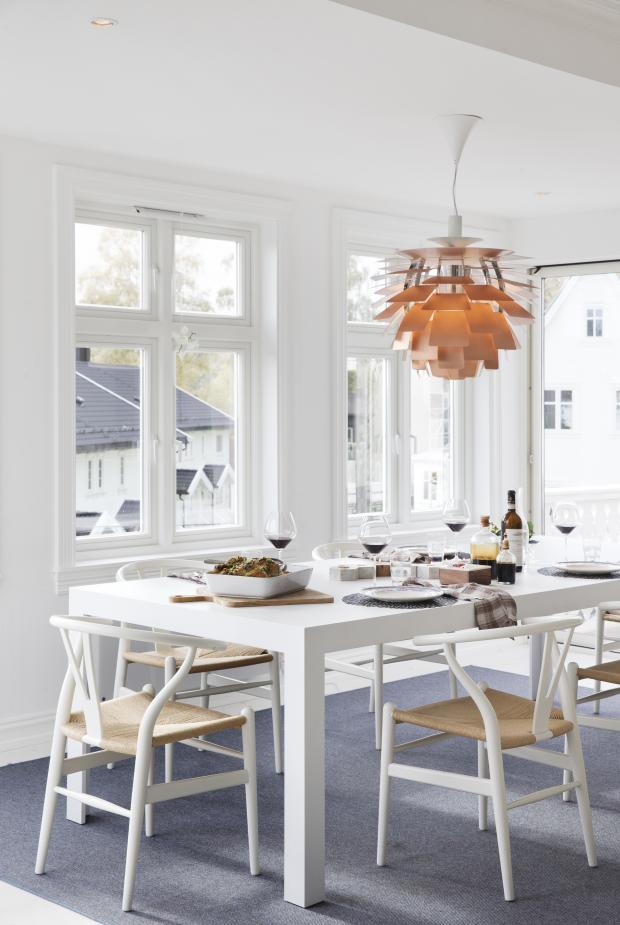 white dining (via villa: Denne villaen må du se! - KK.no)