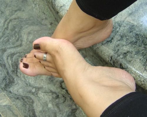 femaleftlvr:  Beautiful feet and love the dark polished yummy toes.