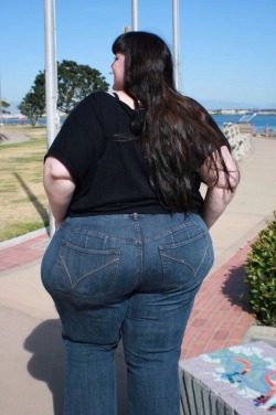 7Yo1Lo3:  How She Get All That Wide Ass In Those Jeans  I&Amp;Rsquo;M Only Worried