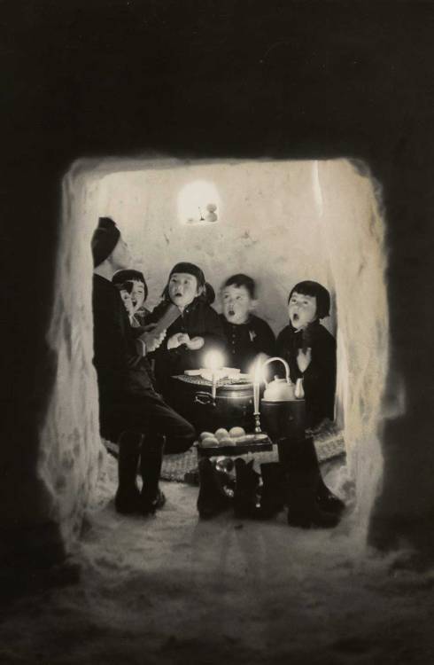 taishou-kun:  Hamaya Hiroshi 濱谷 浩 (1915-1999) Children singing in a snow cave, Niigata 新潟 Prefecture