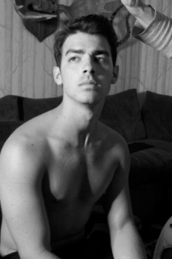 tell-me-our-story-endlessly:  Joe Jonas shirtless