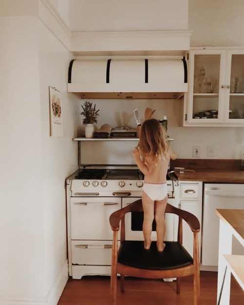 oldfarmhouse:Mothers little helper Katie Branchhttps://www.instagram.com/p/BiFGCeMA-yu/