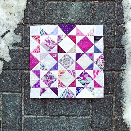 This is a beautiful masterpiece! Aren’t the colors breathtaking?! #quiltsofinstagram Reposting @sewc