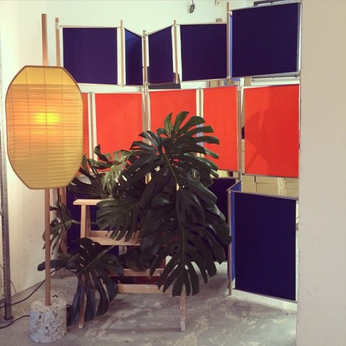 Waiting for summer at the studio #summer #flag #screen #monstera #tropical #color #yellow #lamp (pre