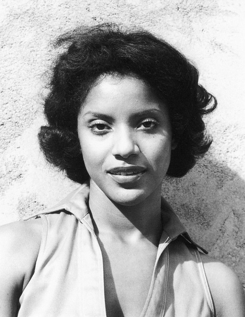 thechroniclesofpoplockp:  yesmsmitchell:    Phylica Rashad  and Debbie Allen 💃🏿✊🏿❤️