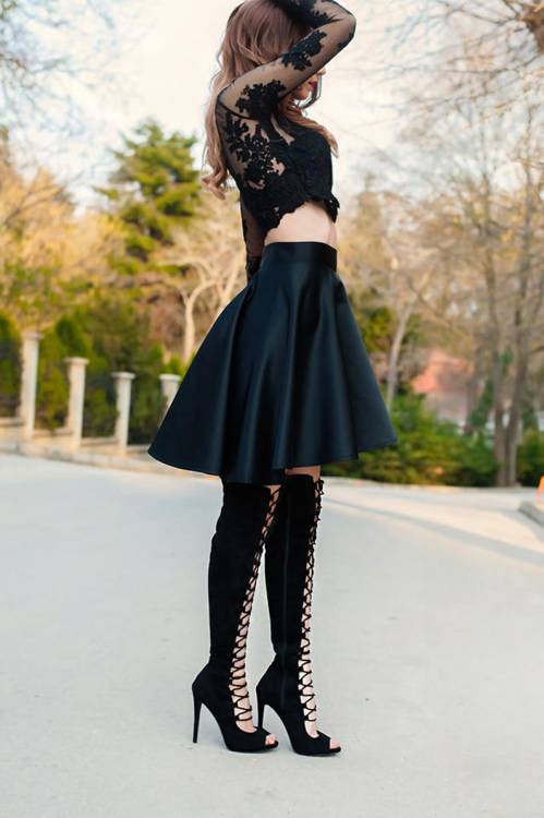 jupes-lover:J'adore !!!I ❤️ her sexy beautiful legs in knee high boots and lovely mini skirt.