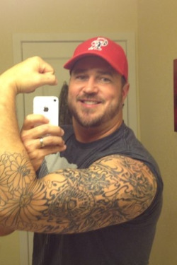 drgoal:  Handsome guy, guns and Tats. Woof