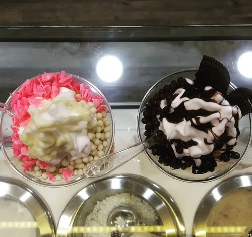 Black or white?#frozenyogurt #italyfood #pornfood #IWantYo #coolfood #milano #food (presso I Want 