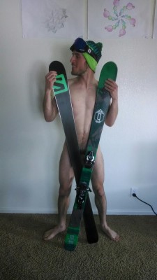 punud:  1nt0them1st:  Posing with my skis.