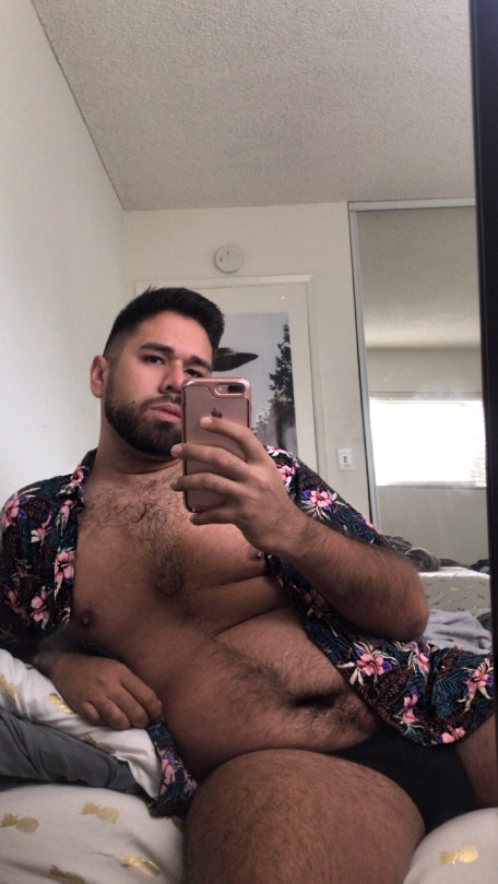 sailor-girth:    What can I say? I’m a sucker for Hawaiian print shirts.  