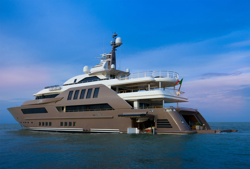 timgspears:  J’ade - CRN Mega YachtsThe J’ade features the world’s first flood-able