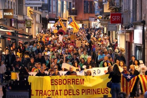 useless-catalanfacts:Yesterday’s (04.11.2017) march in Perpinyà, Northern Catalonia (land occupied b