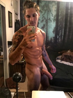 xxl-cock-lover:  would love to suck his big