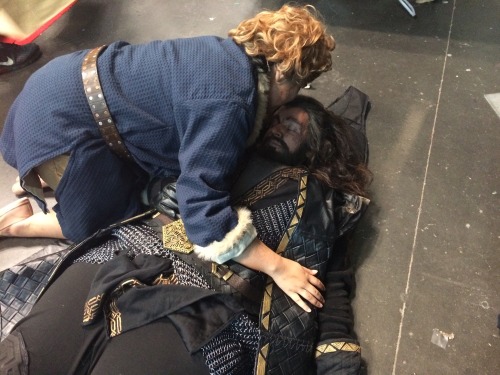 muchymozzarella:avelera:Bilbo: @radiorcrist Thorin: @tankhera NYCC 2015 Reliving the death scene