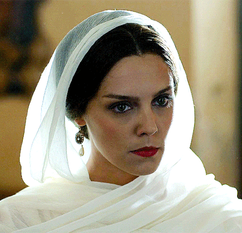 ANNABEL SCHOLEY As Contessina De Bardi In Medici 