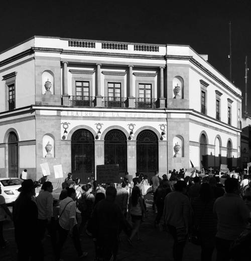 Teatro de la República y la marcha #vivasnosqueremos #arquitecturamx #arquitectura #teatrodelatepub