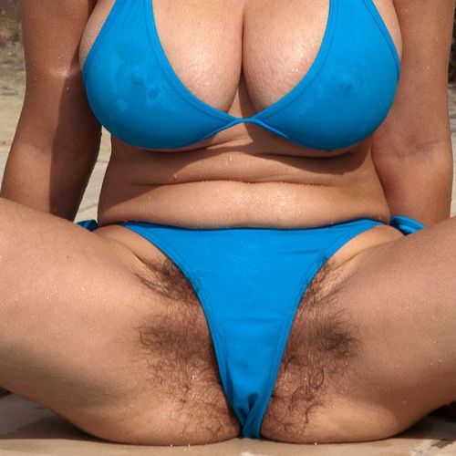 hairyhanna:  Hintergrundbild   What I love to see at the public pool.