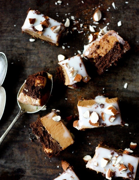 weeheartfood:  Brownie-Based Coconut Cream Cake | Citrinos žievelė 