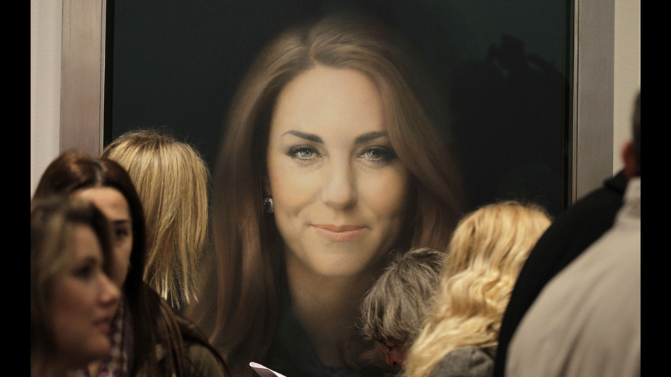 Kate Middleton’s first official portrait unveiled, the public gasps in horror
No, that portrait above isn’t a projection of what Kate Middleton would look like 20 years from now, it’s supposed to be a portrait of her now. The public reaction has been...