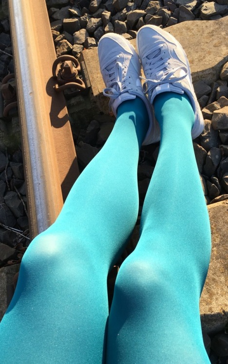 rfwka:   “Calzedonia - Soft Touch” in turquoise …  Interesting how different the same pantyhose can look like - purely due to a different angle and intense of the sunlight … (affecting the automatic white balance of the camera?!?🤔)