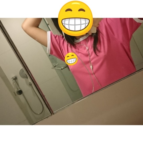 hkgirl-yy-connie: 我沉晚就係咁着住同啲一大班人挽房game Ps.係有男ge 好彩我唔喺間房姦左你