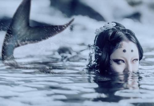 ziseviolet: 【黑鱼】 Black FishDarkly elegant mermaid photoshoot by 宇宙小航. The model is wearing tradition