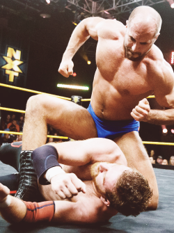 Cesaro should really wear blue trunks more often! Love how he&rsquo;s mounting Sami