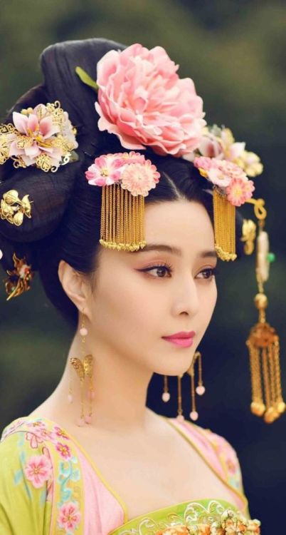 Costumes from The Empress of China (set in the Tang Dynasty), starring Fan Bingbing. (Click to enlar