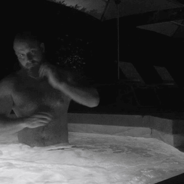 maxtem19:  Hot tubbing solo tonight. Need food. Grrr.