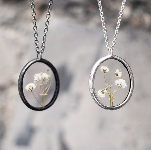 mymodernmetselects: Exquisite Pressed Flower Jewelry by WWHeart The delicate beauty of nature is enc