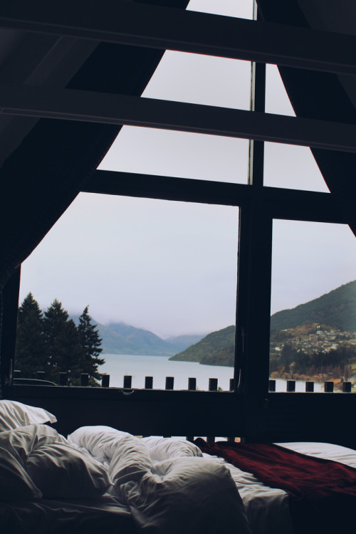 picturesofbeds:  (by hannah davis.)