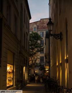 deutschland-germany:  great-cityscapes:  Quiet spot by sbmogosanu  Munich, Germany 