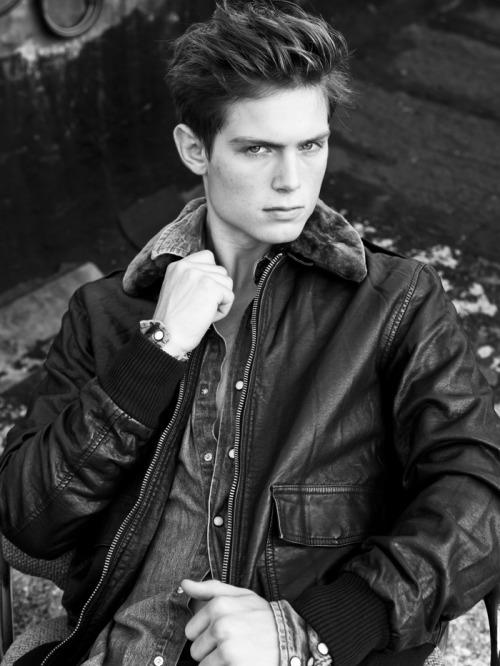 hotdudesinoddpositions:  Chad Buchanan  High School boyfriend expectation.   