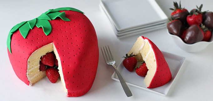 sweetoothgirl:strawberry surprise cake