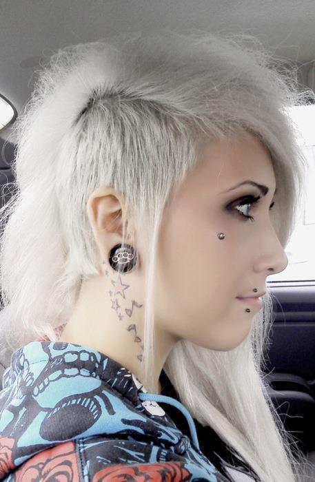 Blonde with monroe piercing