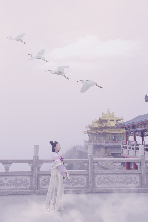 fuckyeahchinesefashion:  Traditional Chinese fashion, hanfu. Chest-high ruqun in Tang dynasty style. Mid-Autumn Festival theme. Photo 飒踏风过 