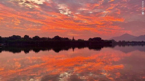 fuckyeahchinesegarden:dawn on xuanwuhu, nanjing, jiangsu province by 方方华华