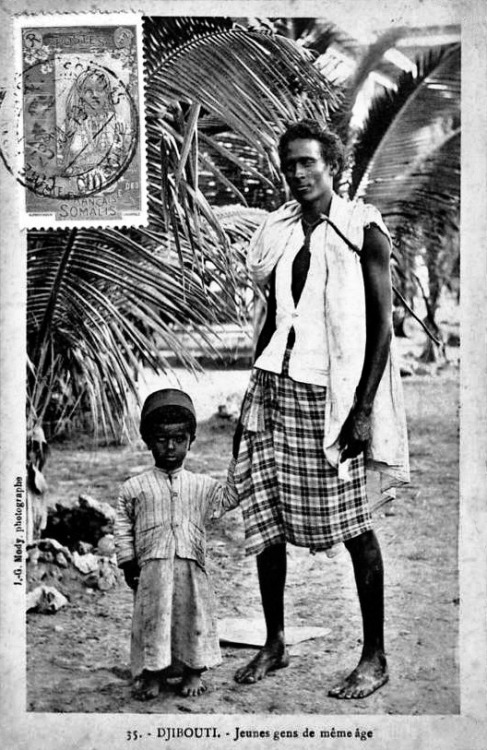 Jeunes gens du même âge à Djibouti.