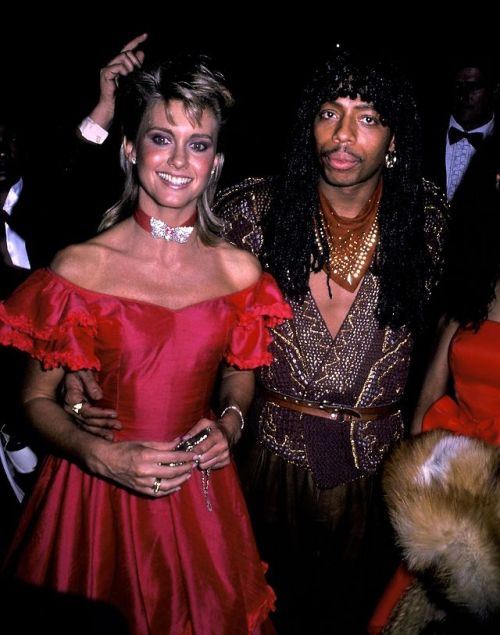 celebritydetox:Olivia Newton-John and Rick James at the Grammy Awards, 1983 I’m Rick James bi&