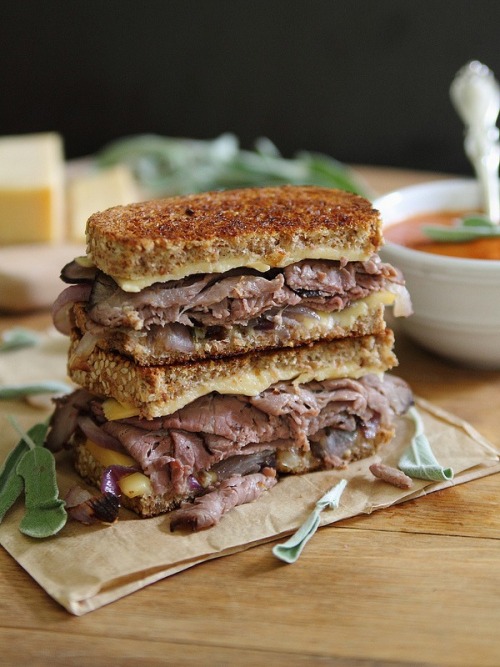 cars-food-life:Roast Beef & Smoked Gouda Grilled Cheese Sandwich.