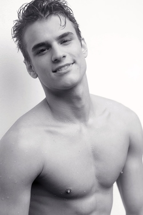 sabas125:  Renan Grassi by Henrique Padilha http://sabas125.tumblr.com/ 