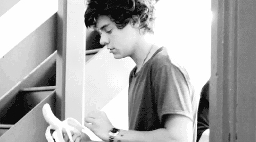 like-a-fairytail:  so Niall isn’t the only one whose eating !! ;) 