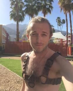 caseyjdady:Did you hear?! It’s harness Sunday. 😝  #palmsprings #socal #harness #leather #palmtrees #scruffygay #lifestyleblogger #caseyjdady ✌🏻️💚🌴 (at The Saguaro Palm Springs)