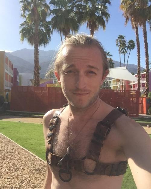 caseyjdady:Did you hear?! It’s harness Sunday. 😝  #palmsprings #socal #harness #leather #palmtrees #scruffygay #lifestyleblogger #caseyjdady ✌🏻️💚🌴 (at The Saguaro Palm Springs)