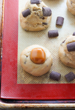 sweetoothgirl:    Salted Caramel Stuffed Chocolate Chunk Cookies   