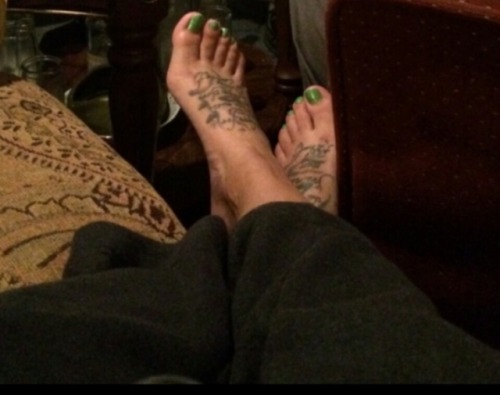 drunkofftoez: My friend ain’t shit.. She knows I like feet so she teases me with shit like this