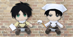 The fourth series of Shingeki no Kyojin Gift plushes on Cafe Reo features cleaning Levi and Eren once again!Release Date: March 2016Retail Price: 3,500 Yen each