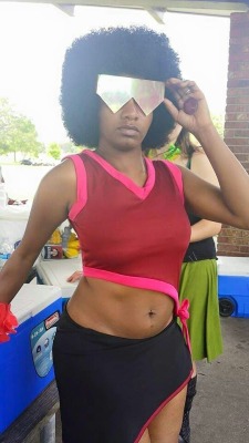 thischick25:I went to SoyCon this weekend! It was fun as usual aside from Saturday getting cut short by a sudden torrent of rain.  I debuted my Beach Party Garnet on Sunday (good thing, too–it was REALLY hot outside).  Photo: A. Torres Cosplayer: