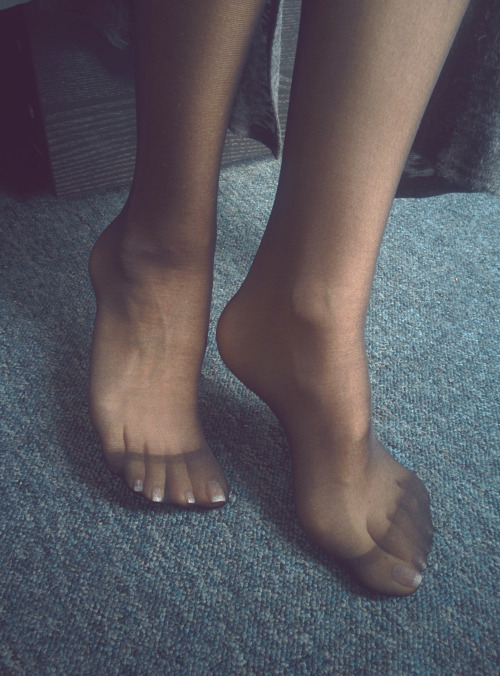 footsiepattes:My new photoset is available for grabs !